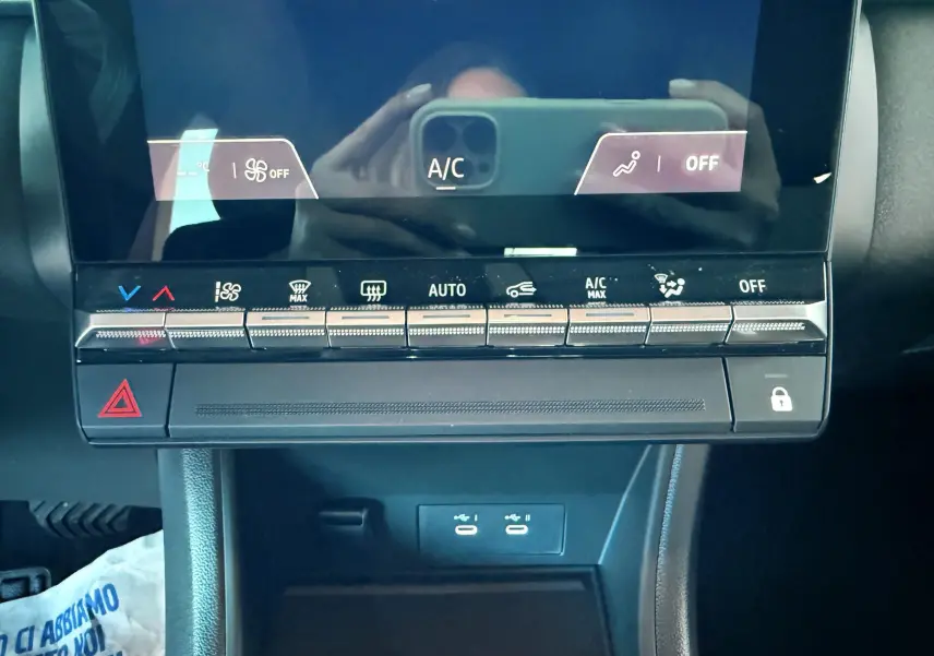 Console centrale du Renault Captur E-Tech hybride 2025 avec commandes climatisation tactiles et ports USB-C lumineux