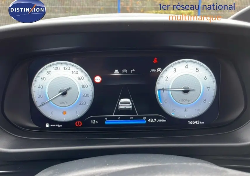 Tableau de bord numérique de Hyundai i20 noir Phantom Metal, affichant vitesse, régime et consommation.