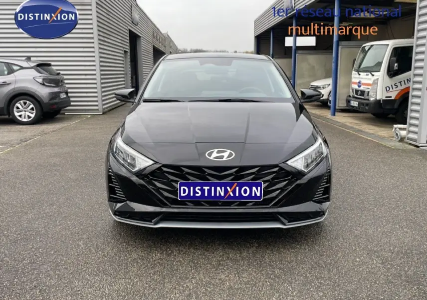 Vue frontale d'une Hyundai i20 2025 noire Phantom Metal avec calandre noire et phares LED distinctifs.
