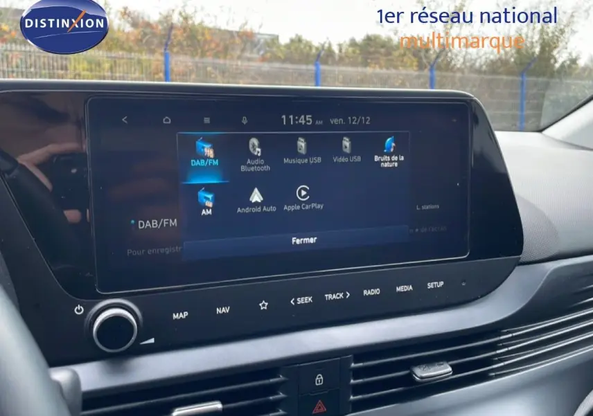 Écran tactile central de la Hyundai i20 2025 noir Phantom Metal affichant les options multimédia et navigation.