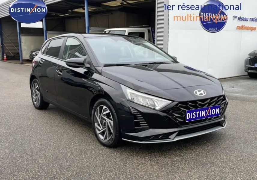 Hyundai i20 2025 noir Phantom métal vue 3/4 avant droit avec calandre noire et jantes alliage distinctives.