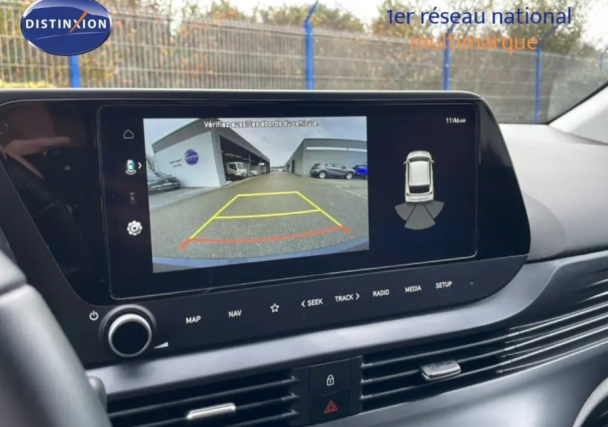 Vue rapprochée de l'écran multimédia affichant la caméra de recul de la Hyundai i20 noire Phantom Metal 2025.