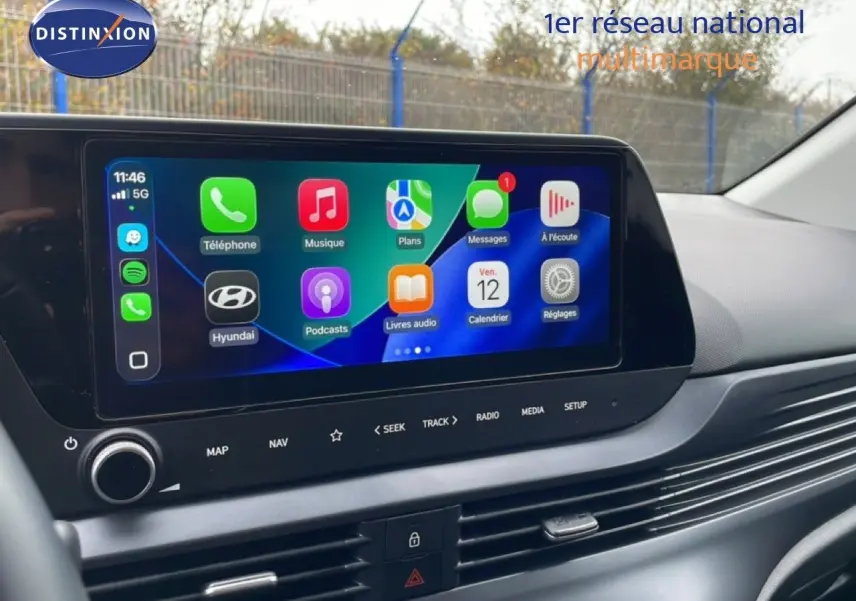 Écran tactile central affichant les applications connectées dans l'habitacle d'une Hyundai i20 noire Phantom Metal 2025.