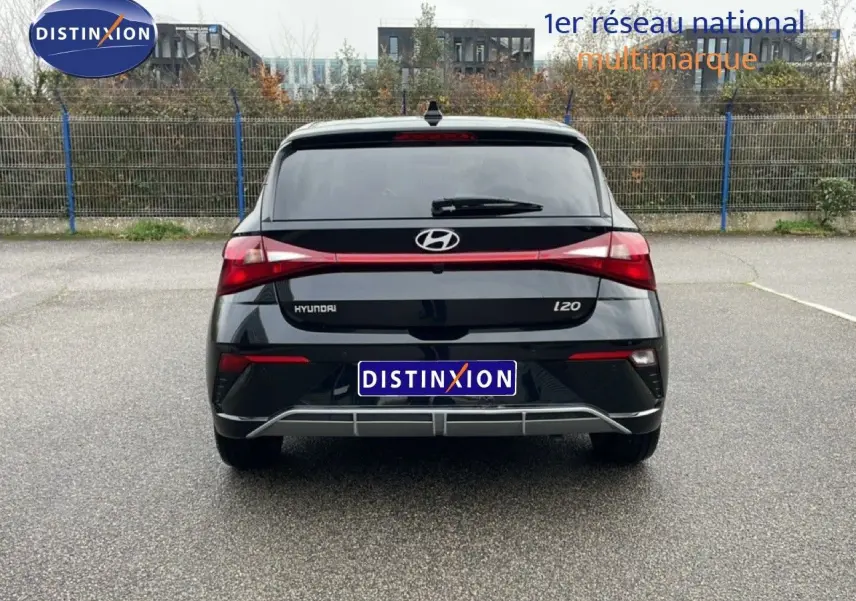 Vue arrière d'une Hyundai i20 noire Phantom Metal 2025 avec feux arrière reliés par une bande rouge distinctive.