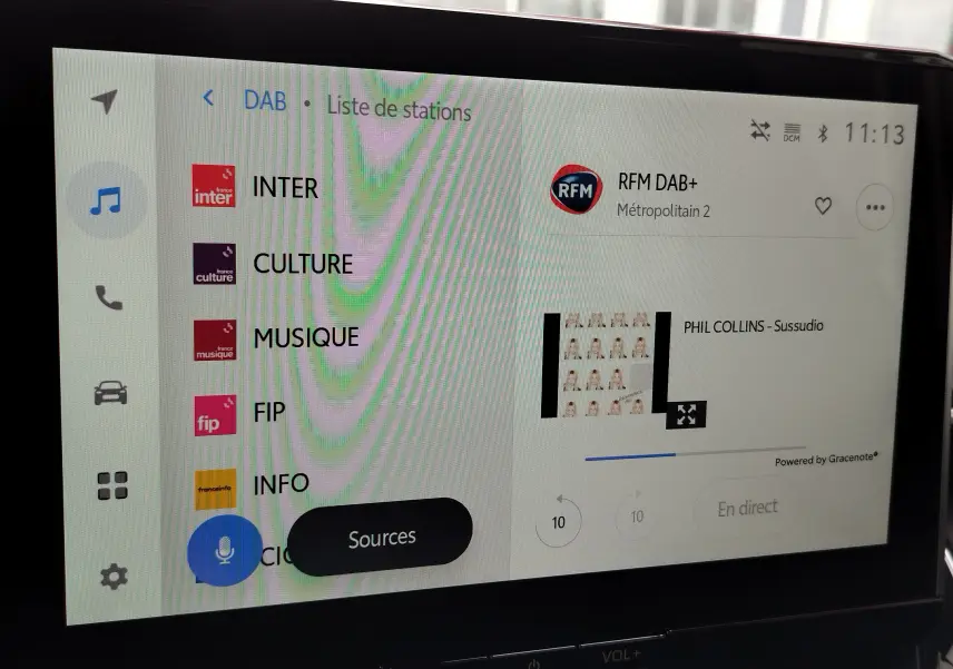 Écran tactile intérieur du Toyota Corolla Cross 2024, affichant la liste des stations radio en mode DAB+ avec interface moderne.