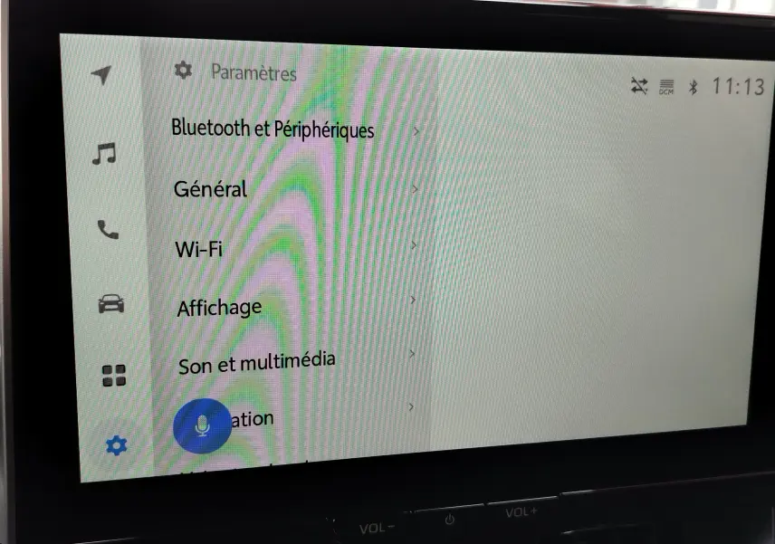 Écran tactile intérieur de la Toyota Corolla Cross 2024 montrant le menu des paramètres en mode clair.
