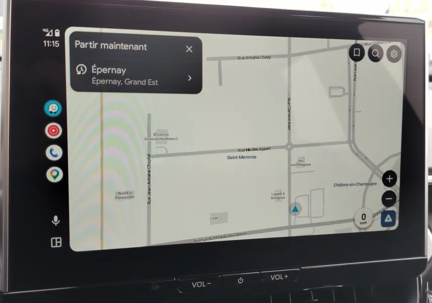 Écran tactile central du Toyota Corolla Cross 2024 bleu cosmique montrant la navigation GPS avec destination Épernay.