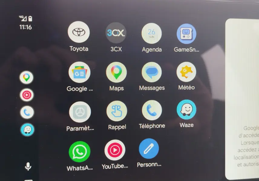 Écran tactile du système multimédia Toyota affichant plusieurs applications, avec interface claire et icônes colorées.
