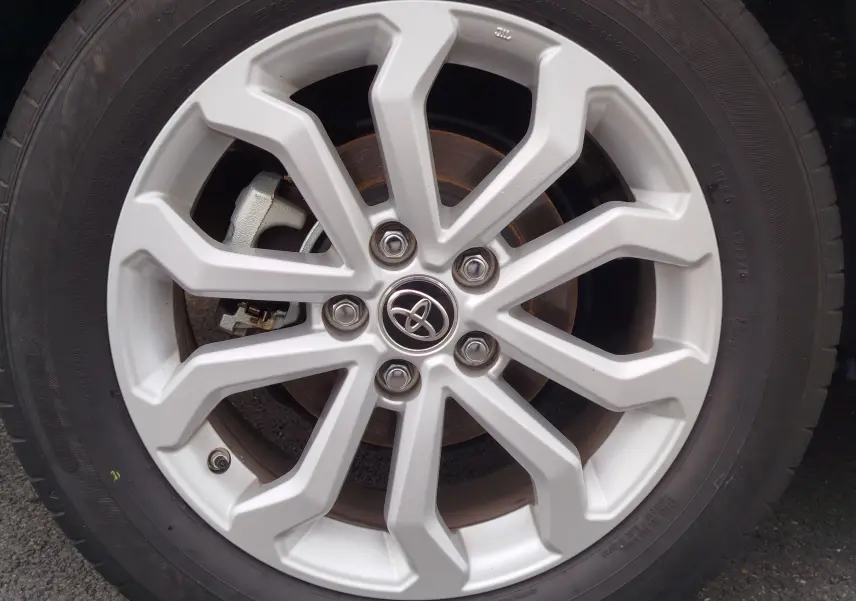 Gros plan sur la jante alliage argentée à dix branches du Toyota Corolla Cross 2024 Bleu Cosmique.