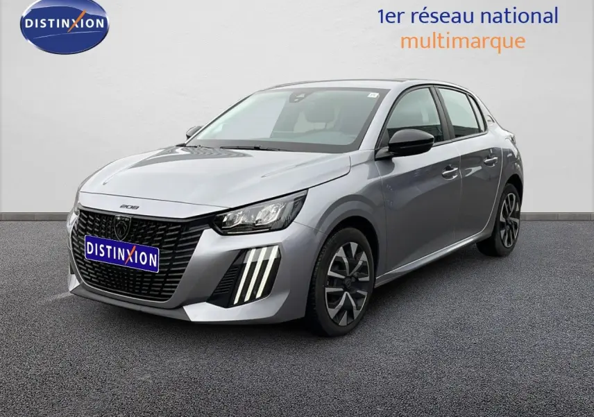 Peugeot 208 gris Artense métal vue 3/4 avant droit, avec calandre noire et feux LED verticaux distinctifs.