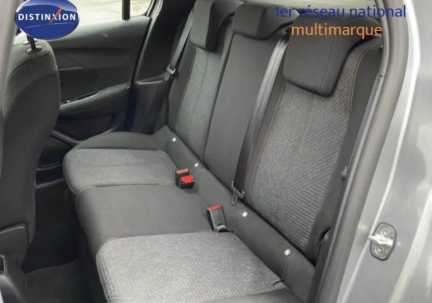 Vue intérieure côté droit des sièges arrière gris tissu et noir d'une Peugeot 208 1.2 100CH S&S STYLE 2025.