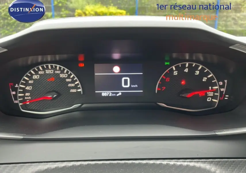 Vue rapprochée du tableau de bord numérique de la Peugeot 208 1.2 100CH Style, affichant le compteur et le compte-kilomètres.