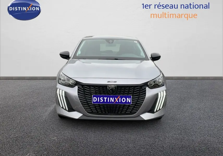 Vue frontale d'une Peugeot 208 1.2 100CH S&S STYLE gris Artense métal avec feux diurnes LED verticaux allumés.