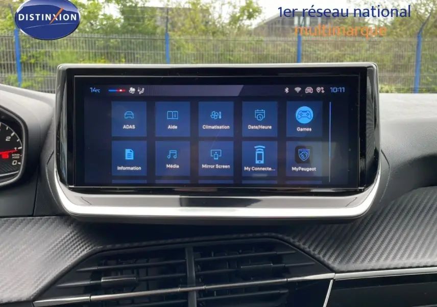 Écran tactile central du tableau de bord de la Peugeot 208 1.2 100CH Style, avec interface multimédia affichée.