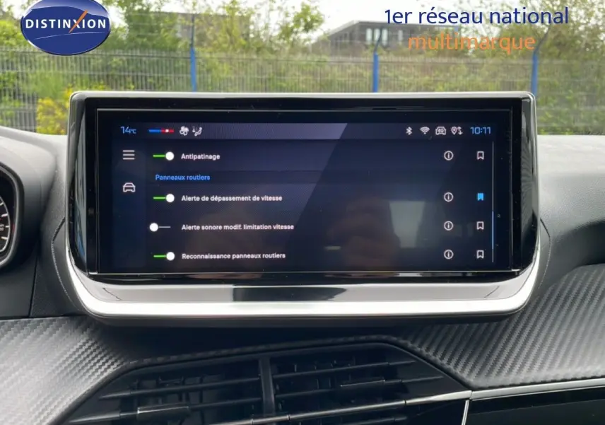 Écran tactile central affichant les réglages d’aide à la conduite dans l’habitacle d’une Peugeot 208 gris Artense.