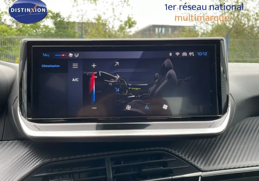 Écran tactile central de la Peugeot 208 2025 gris Artense, affichant le réglage de la climatisation intérieure.