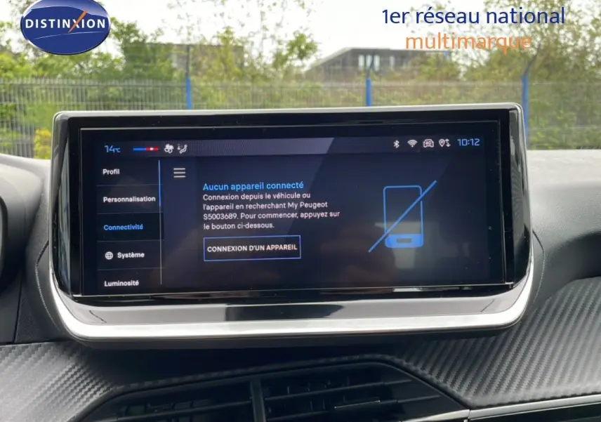 Écran tactile central du tableau de bord de la Peugeot 208 gris Artense, affichant le menu de connectivité.