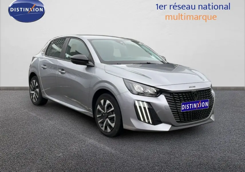 Peugeot 208 gris Artense métal vue 3/4 avant droit, avec calandre noire et feux LED verticaux distinctifs.