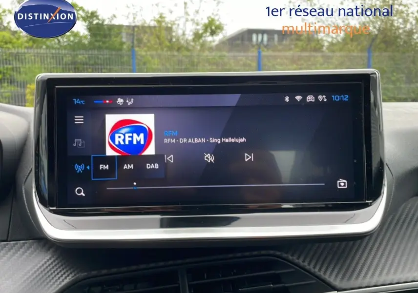 Écran tactile central de la Peugeot 208 2025 gris Artense, affichant une radio FM avec station RFM.