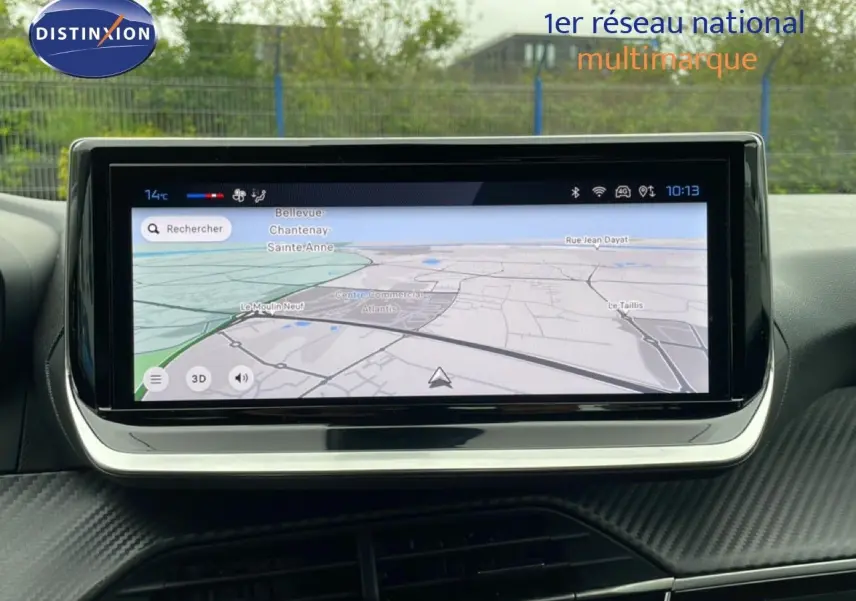 Écran tactile central affichant la navigation GPS dans l’habitacle d’une Peugeot 208 1.2 100CH Style 2025.