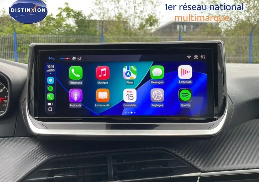 Écran tactile central affichant les applications connectées dans l'habitacle d'une Peugeot 208 gris Artense 2025.