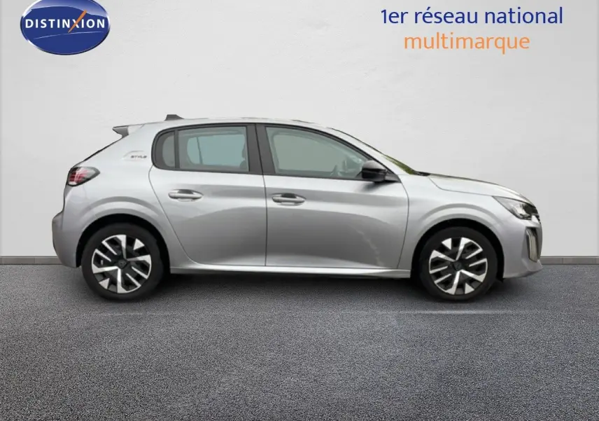 Profil droit d'une Peugeot 208 1.2 100CH S&S STYLE gris Artense métal avec jantes distinctives et détails noirs sur les rétroviseurs.