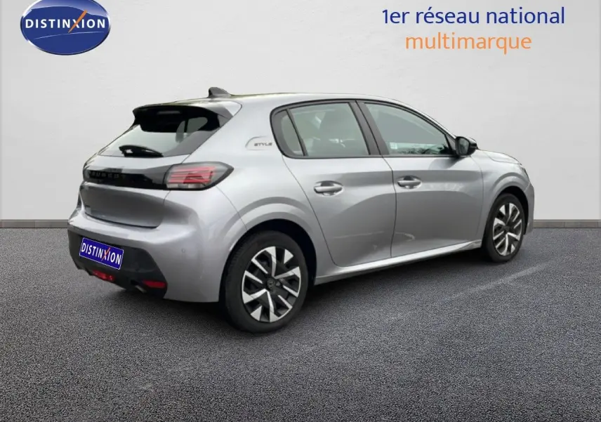 PEUGEOT 208 gris Artense métal en 3/4 arrière droit, avec badge Style et jantes distinctives.