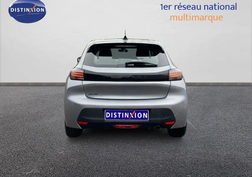 Vue arrière d'une Peugeot 208 gris Artense métal 2025, avec feux LED et logo noir brillant sur hayon.