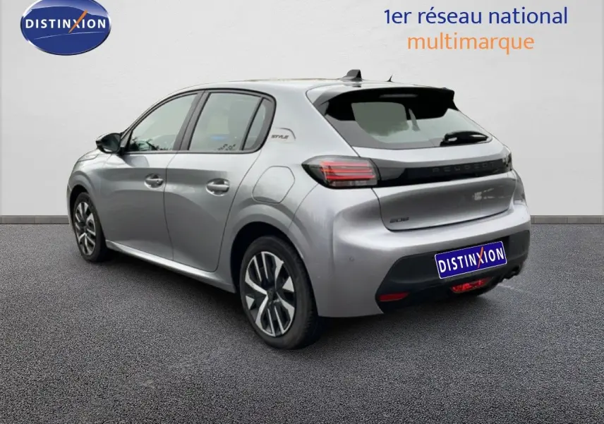 Peugeot 208 gris Artense métal vue 3/4 arrière droit, avec jantes alliage et toit noir contrasté.