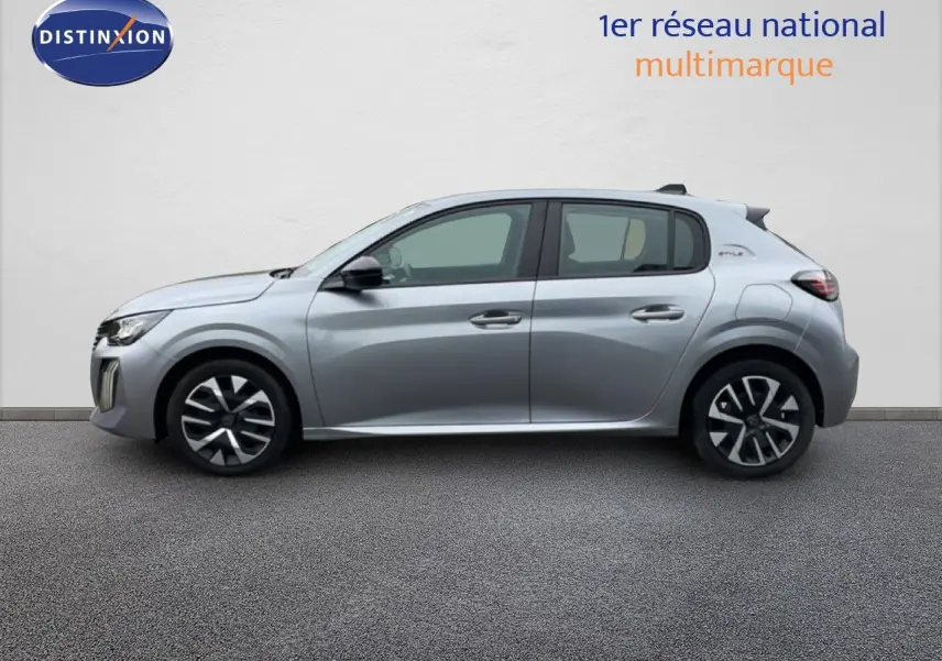 Peugeot 208 gris Artense métal vue de profil côté gauche, finition Style avec jantes alliage distinctives.