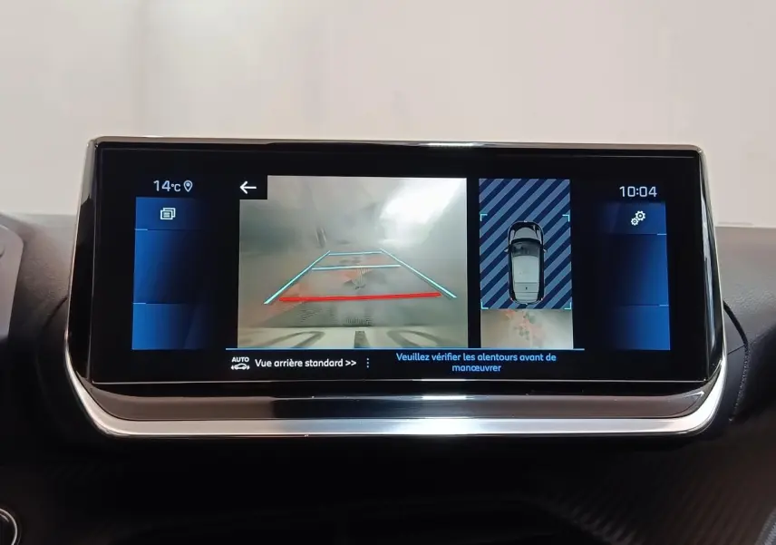 Écran tactile 10 pouces affichant la caméra de recul et la vue 360° du Peugeot 208 blanc, tableau de bord noir.