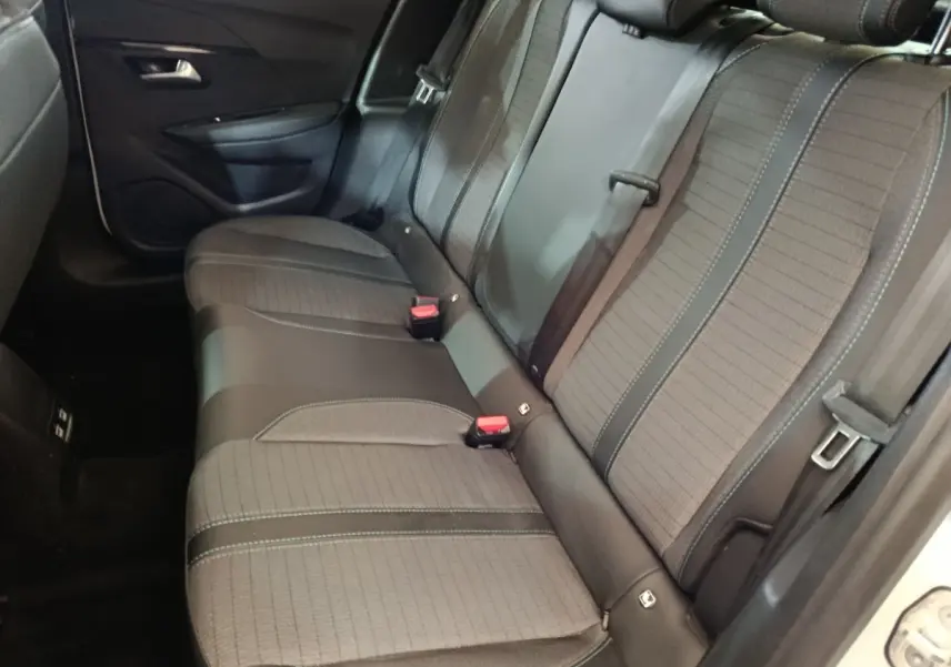 Vue intérieure côté droit sur la banquette arrière grise et noire de la Peugeot 208 PureTech 100 S&S Allure Business 2021.