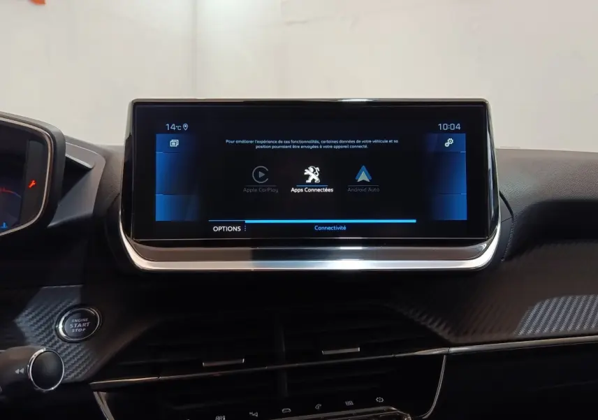Vue intérieure centrée sur l’écran tactile 10 pouces du tableau de bord de la Peugeot 208 blanche, version Allure Business.