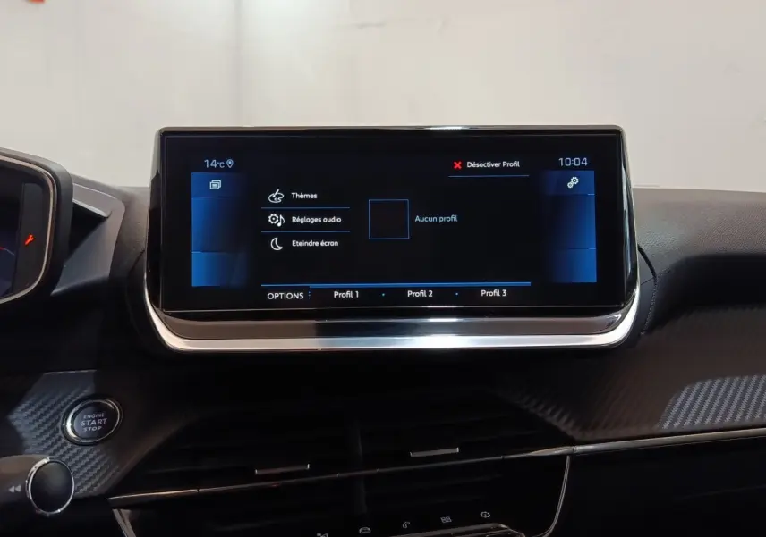 Écran tactile central 10 pouces de la Peugeot 208 PureTech 100, vue frontale du tableau de bord noir.