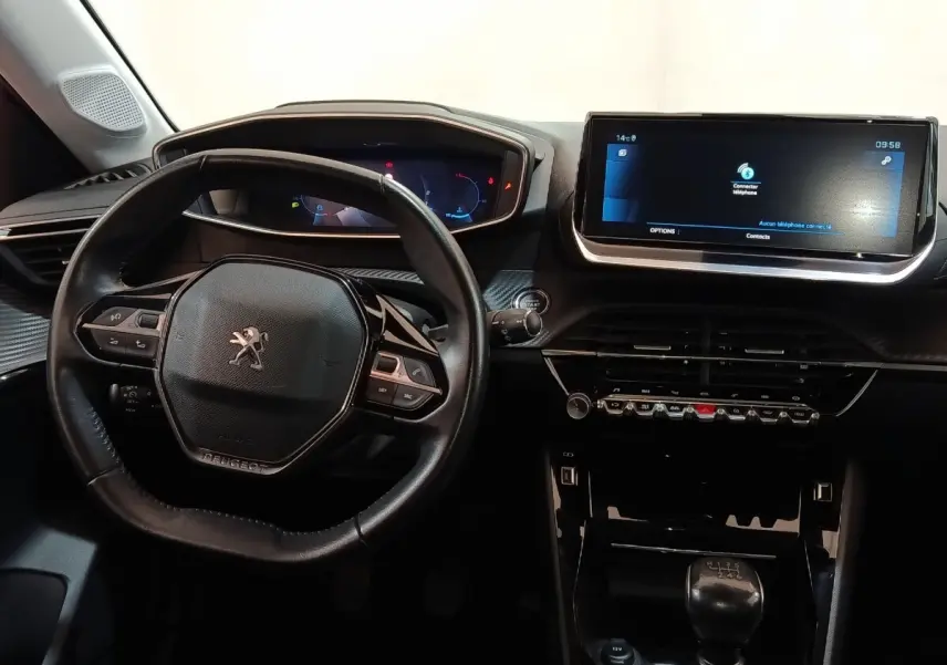 Intérieur de la Peugeot 208 blanc, vue centrée sur le volant cuir et l’écran tactile 10 pouces du tableau de bord.