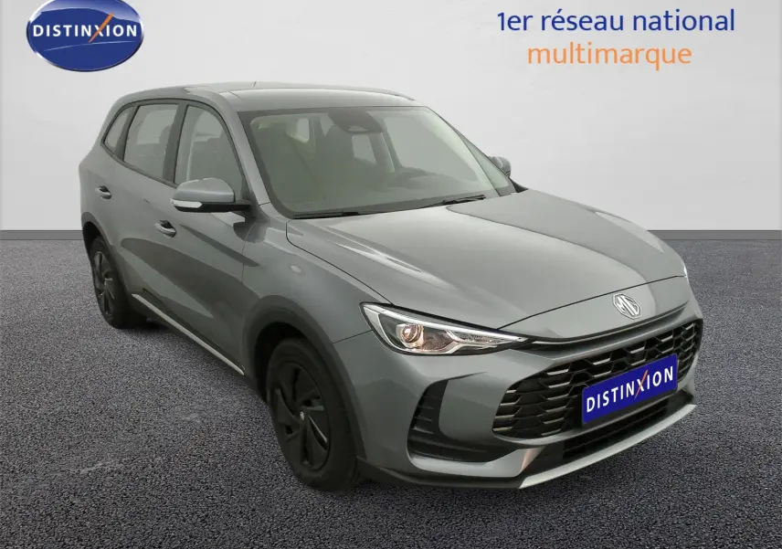 MG ZS 2026 gris Hampstead, vue 3/4 avant droit, avec jantes acier noires et calandre imposante.