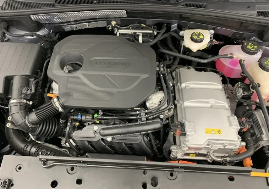 Vue rapprochée du moteur hybride du MG ZS 1.5 L Hybrid+ 197 ch, montrant le compartiment moteur propre et organisé.