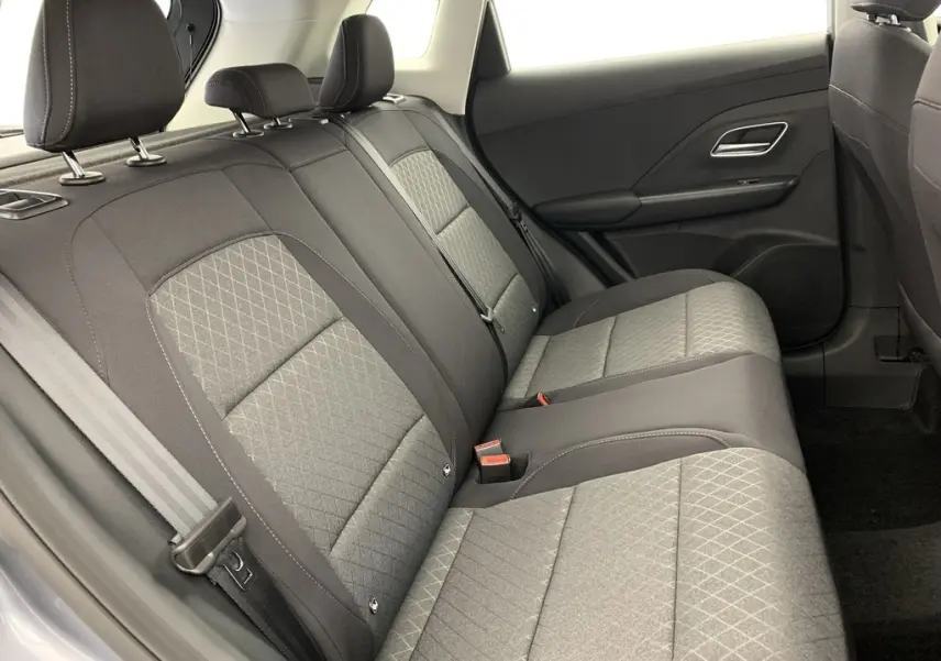 Vue intérieure côté droit des sièges arrière en tissu noir avec motifs géométriques du MG ZS 1.5 L Hybrid+ 2026.