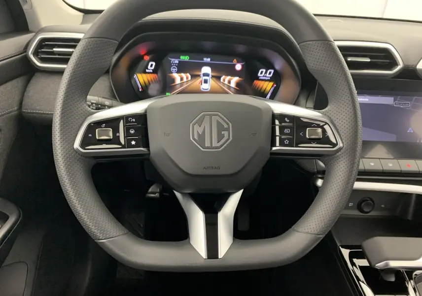 Vue rapprochée du volant multifonction noir perforé de la MG ZS 2026 avec tableau de bord numérique et écran tactile.
