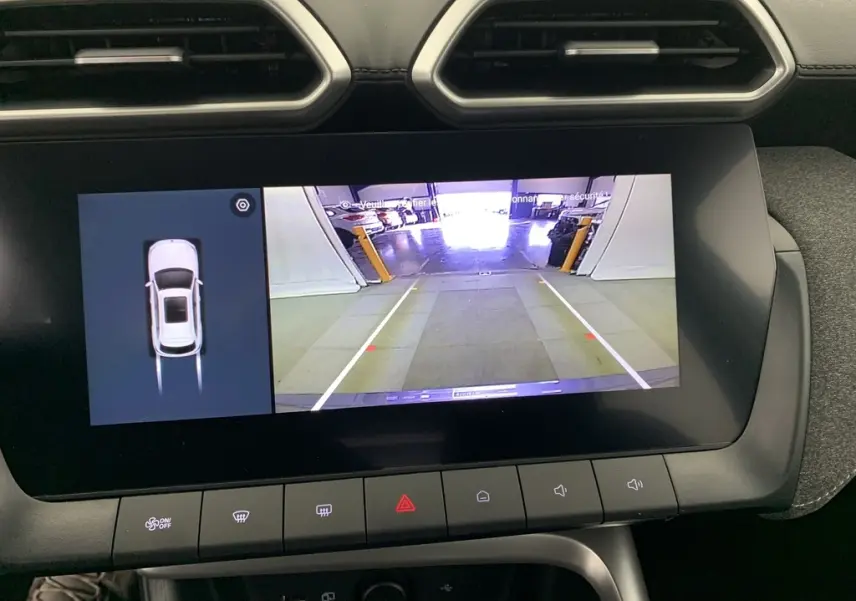 Écran tactile 10,25'' du MG ZS 1.5 L Hybrid+ montrant la caméra de recul et l'affichage 360° intérieur.