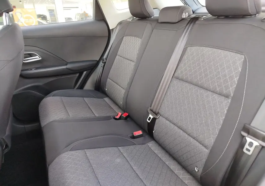 Vue intérieure côté droit des sièges arrière gris foncé avec motifs géométriques du MG ZS 1.5 L Hybrid+ 2026 en Hampstead Grey.