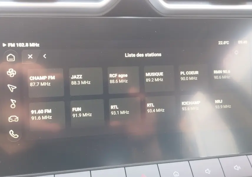 Écran tactile intérieur du MG ZS 2026 affichant la liste des stations radio, vue rapprochée du tableau de bord.