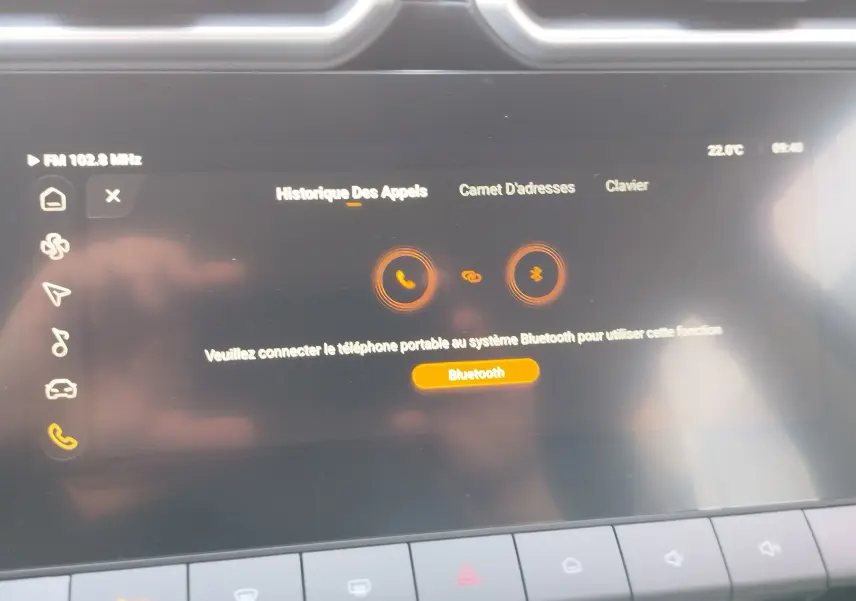 Écran tactile central du MG ZS 2026 affichant la connexion Bluetooth avec interface en français.