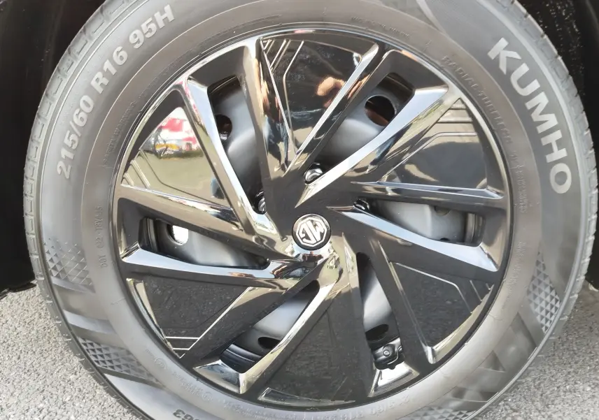 Gros plan sur la jante noire brillante du MG ZS 1.5 L Hybrid+ 2026 avec pneu Kumho visible en Hampstead Grey.
