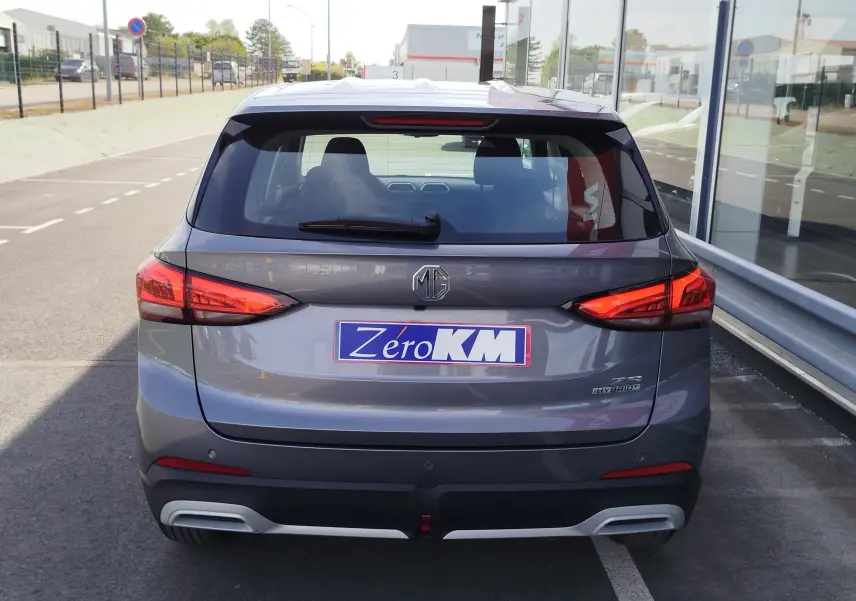 Vue arrière d'un MG ZS 1.5 L Hybrid+ 2026 en gris Hampstead, avec feux LED et logo MG bien visibles.