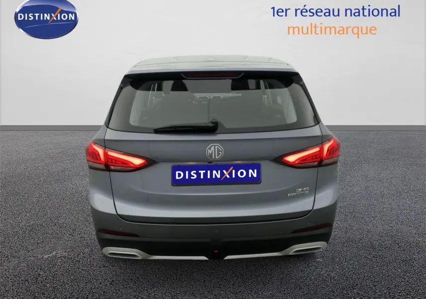 Vue arrière du SUV MG ZS 1.5 L Hybrid+ en gris Hampstead avec feux LED allumés et double sortie d'échappement intégrée.