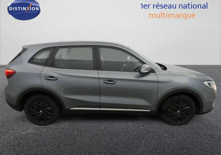 Vue latérale droite du SUV MG ZS 1.5 L Hybrid+ en gris Hampstead avec jantes acier noires et feux arrière LED.