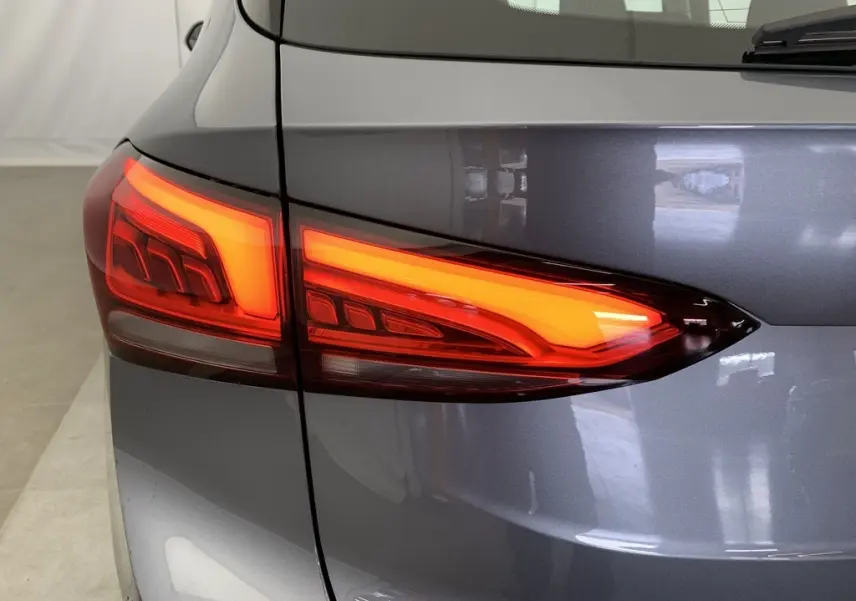 Gros plan sur le feu arrière droit rouge du MG ZS 1.5 L Hybrid+ 2026 en couleur Hampstead Grey.