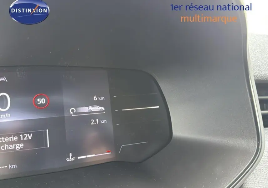 Tableau de bord numérique de Renault Clio gris foncé, affichant la vitesse et l'assistance au maintien de voie.