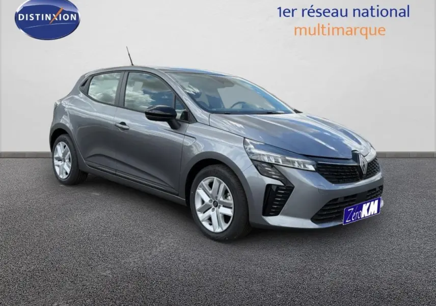 Renault Clio gris foncé vue 3/4 avant droit, avec phares LED et jantes alliage, sur fond neutre.
